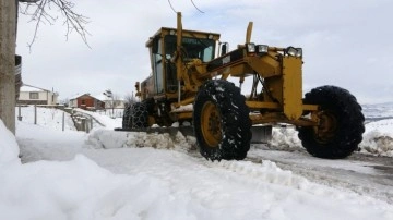 Bingöl’de kış yüzünü gösterdi, ekipler köy yollarının açılması için seferber oldu