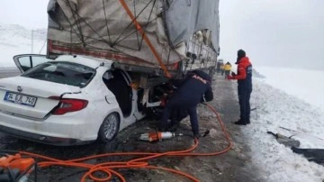 Bitlis'te feci kaza: Otomobilin tıra çarpması sonucu 2 kişi hayatını kaybetti!