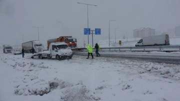 Bitlis’te kar yağışı etkili oldu 100’e yakın araç yolda kaldı