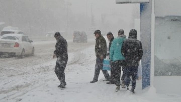 Bitlis’te yoğun kar yağışı başladı