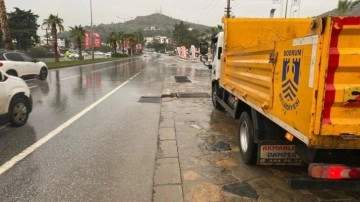 Bodrum'da belediye ekipleri yağmur mesaisinde