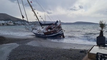 Bodrum’da düzensiz göçmen teknesi karaya vurdu