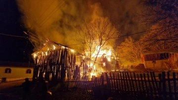 Bolu'da 3 katlı ahşap ev, samanlık ve ahır yandı!