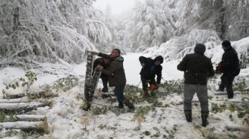 Bolu'da karda mahsur kalan vatandaşların imdadına ormancılar yetişti