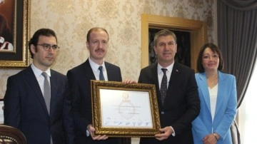 Burdur Belediye Başkanı Ercengiz, mazbatasını aldı