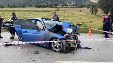 Burdur'da iki otomobilin çarpıştığı kazada 5 kişi ölürken 5 kişide yaralandı