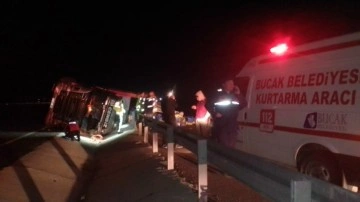 Burdur’da sebze yüklü tır devrildi, 3 kişi yaralandı