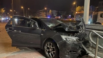 Bursa'da iki otomobil çarpıştı: 4 kişi hastaneye kaldırıldı