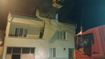 Bursa İnegöl'de yangın paniği, binanın çatısında yangın çıktı