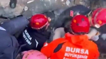Bursa İtfaiye ekibi deprem bölgesinde mucizeyi yaşattı