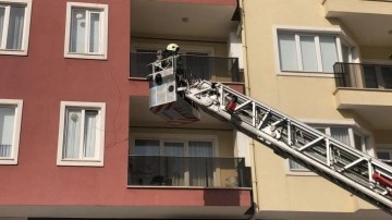 Bursa'da 10 katlı apartmanda yangın çıktı: 6 kişi kurtarıldı