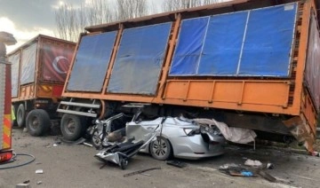Bursa'da feci kaza: TIR’a çarpan otomobil, dorsenin altına girdi: 1 ölü