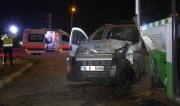 Bursa'da hafif ticari araç park halindeki otobüse çarptı: 1 yaralı