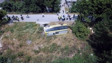 Bursa'da, halk otobüsü dere kenarına devrildi: 10 yaralı