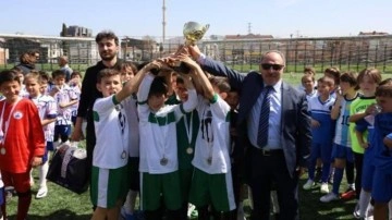 Bursa'da İlkokul Futbol Şenliği’nde kupalar sahiplerini buldu