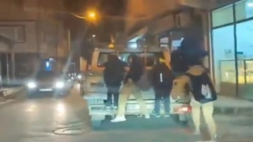 Bursa'da kamyonetin arkasına asılan çocuklar yürekleri ağıza getirdi