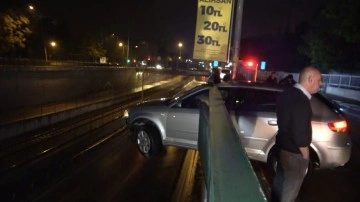 Bursa’da kaza yapan otomobil 5 metre yükseklikte asılı kaldı