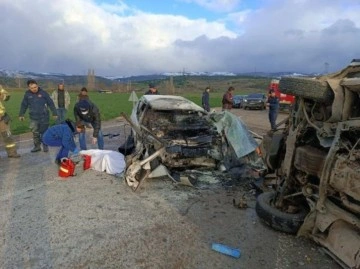 Bursa'da korkunç kaza! İki araç hurdaya döndü, ölü ve yaralılar var