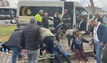 Bursa'da servis minibüsü kaza yaptı: Yaralılar var