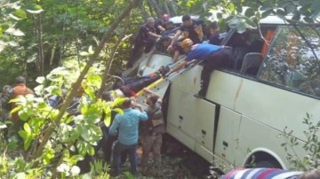 Bursa'da tur otobüs şarampole yuvalandı: 1 ölü, 45 yaralı