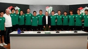 Bursaspor 13 futbolcu ile profesyonel sözleşme imzaladı