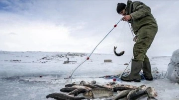 Buzla kaplı gölde 30 yıldır "Eskimo usulü" balık avlıyor