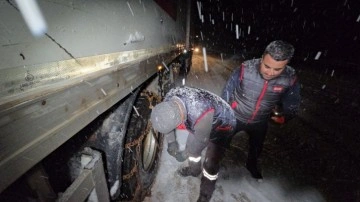Çamlıbel Geçidi'nde kar yağışı etkili oldu, sürücüler zor anlar yaşadı