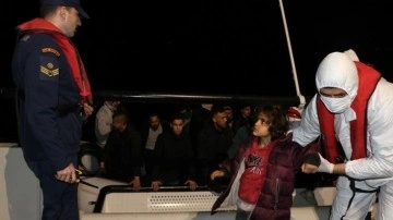 Çanakkale açıklarında lastik botta bulunan 27 düzensiz göçmen yakalandı
