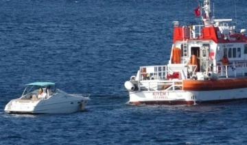 Çanakkale açıklarında sürüklenen tekne kurtarıldı