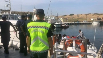Çanakkale'de kaptanı alkollü yelkenli teknede 25 kaçak göçmen yakalandı