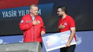 Canik Kısa Film Yarışması'nda birinci olan Yasir Yıldırım&rsquo;a ödülünü Başkan Erdoğan verdi