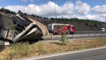 Çekmeköy'de korkunç kaza! Tır ile kamyonet birbirine girdi: 2 yaralı