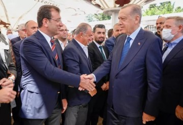Cenaze törenine damga vuran kare! Cuhurbaşkanı Erdoğan ve İBB Başkanı İmamoğlu tokalaştı