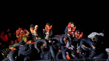 Çeşme açıklarında lastik bot içerisinde 45 düzensiz göçmen yakalandı