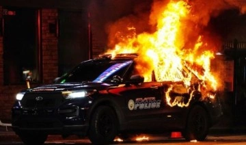 Çevreciler polis arabasını ateşe verdi: 'Polis Kentine Dur'