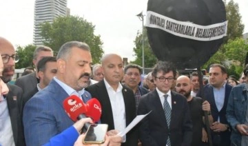 CHP İzmir, AKP il binasına siyah çelenk bıraktı: Kötülükte şeytanı bile çırak çıkaranlar!