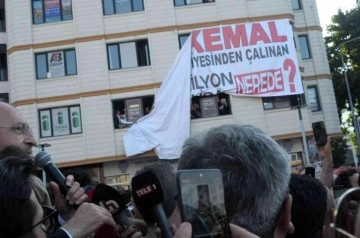 CHP Lideri Kılıçdaroğlu'na pankart şoku