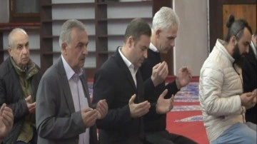 CHP'li başkan Ahmet Akın güne şükür namazı ile başladı