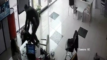 CHP&rsquo;li yöneticiden gazeteciye yumruklu saldırı kamerada