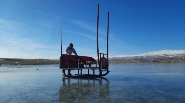 Çıldır Gölü soğuk hava nedeniyle kısmen dondu