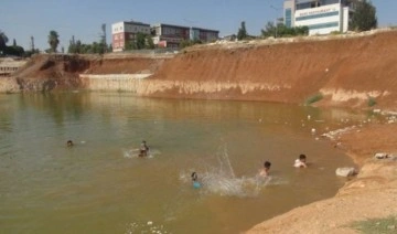 Çocukların korkutan eğlencesi: İnşaat temelindeki kirli suda yüzdüler