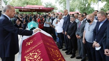 Cumhurbaşkanı Erdoğan, annesini kaybeden Göksel Gümüşdağ'ı kötü gününde yalnız bırakmadı
