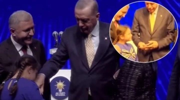 Cumhurbaşkanı Erdoğan, elini öpen Hilmi Türkmen'in kızına sahnede harçlık verdi