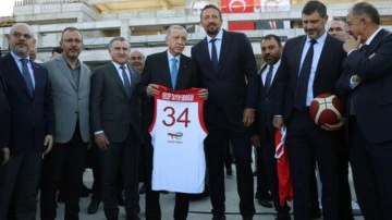Cumhurbaşkanı Erdoğan gazetecilere basketbol topu hediye etti