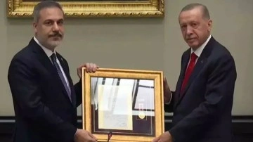 Cumhurbaşkanı Erdoğan, Hakan Fidan'a "üstün hizmet madalyası" takdim etti
