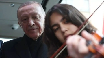 Cumhurbaşkanı Erdoğan keman çalan genç ile türkü söyledi