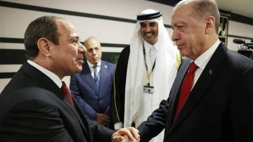 Cumhurbaşkanı Erdoğan, Mısır Cumhurbaşkanı Sisi ile tokalaştı, muhalefet ayağa kalktı!