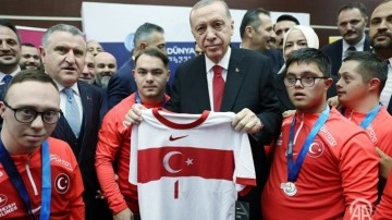 Cumhurbaşkanı Erdoğan şampiyonlarla bir araya geldi