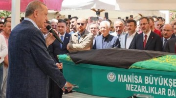 Cumhurbaşkanı Erdoğan, yakın dostunun cenazesinde Kur'an-ı Kerim okudu