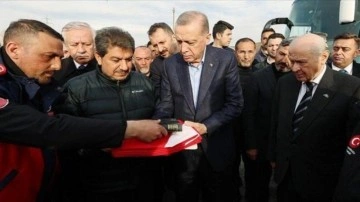 Cumhurbaşkanı Erdoğan'a Adıyaman'da Türk bayrağı ve Kur'an-ı Kerim takdim edildi